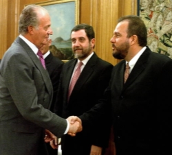 El Rey saluda al ministro de Turismo de Cuba, Manuel Marrero