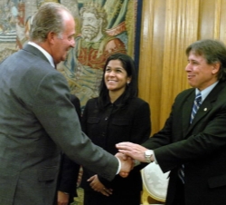 Don Juan Carlos saluda al viceministro de Turismo de Uruguay, Alberto Prandi