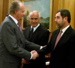 El Rey saluda al viceministro de Turismo de Colombia, Carlos Alberto Zarruck