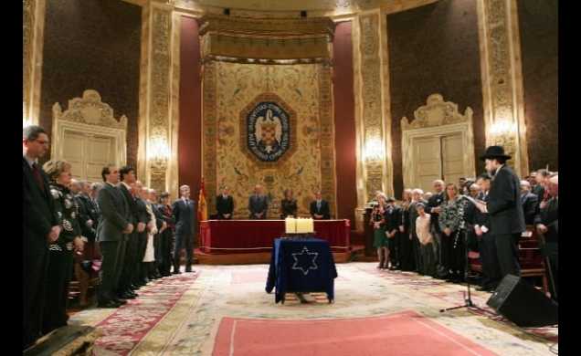 Vista general del Paraninfo de la Universidad Complutense, con los Reyes, el presidente del Gobierno y el presidente de las Comunidades Judías de Espa