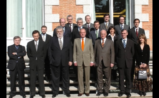 El Rey con los miembros de la Junta Directiva del Círculo de Economía