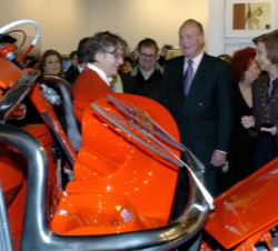 Los Reyes junto a la obra de Javier Mariscal