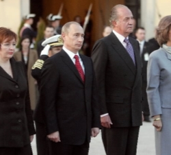 Sus Majesades los Reyes despiden al Presidente de la Federación de Rusia, Vladimir Vladimirovich Putin, y su esposa, Liudmila Putin