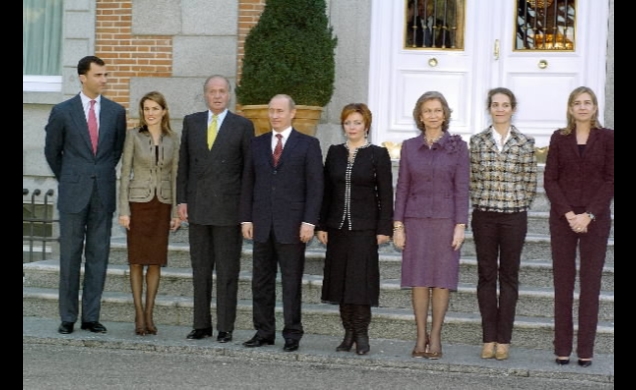 Sus Majestades los Reyes, Sus Altezas Reales los Príncipes de Asturias y Sus Altezas Reales las Infantas Doña Elena y Doña Cristina junto con el Presi