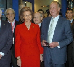 Los Reyes, en el stand de Movistar, con el presidente de la Generalitat, el ministro de Industria, Turismo y Comercio, y el presidente de Telefónica M