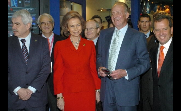 Los Reyes, en el stand de Movistar, con el presidente de la Generalitat, el ministro de Industria, Turismo y Comercio, y el presidente de Telefónica M