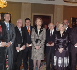 La Reina con los galardonados con las Medallas de la Orden Civil de la Solidaridad Social en el acto de entrega celebrado hoy en el Palacio de la Zarz