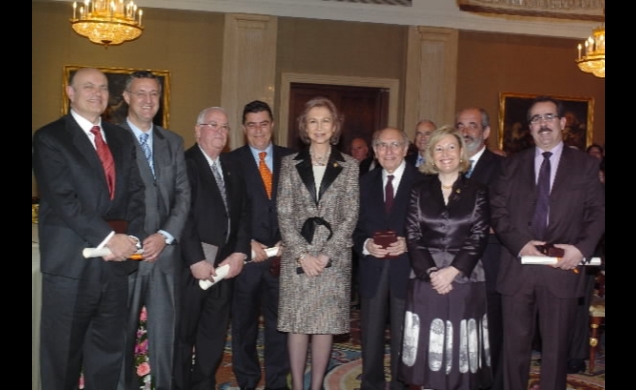 La Reina con los galardonados con las Medallas de la Orden Civil de la Solidaridad Social en el acto de entrega celebrado hoy en el Palacio de la Zarz