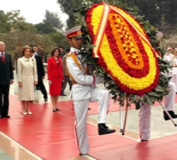 Ofrenda floral en el Monumento a los Mártires