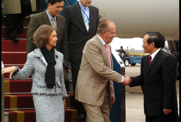 El viceministro vietnamita de Exteriores, Le Cong Phung, saluda a Sus Majestades los Reyes a su llegada a Vietnam