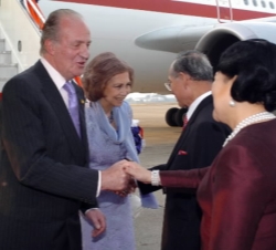 Los Reyes son recibidos por el Rey Bhumibol y la Reina Sirikit a su llegada a Bangkok