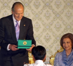 Los Reyes reciben la Llave de Oro de Bangkok en el Pabellón Maha Jesadabodin