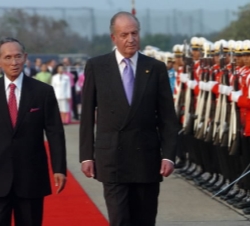 Los Reyes de España y Tailandia pasan revista a las tropas en la ceremonia oficial de bienvenida
