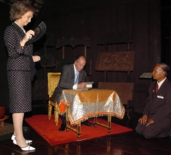 Firma en el libro de honor de la SIAM Society