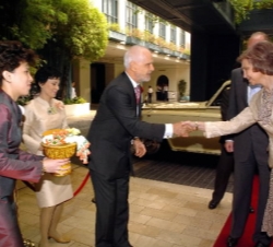 Los Reyes, a su llegada al Hotel Oriental, momentos antes de la recepción a la colonia española en Tailandia, Camboya y Laos