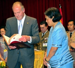 Don Juan Carlos hojea un ejemplar de la edición tailandesa del Quijote en presencia de Su Alteza Real la Princesa Maha Chakri Sirindhorn