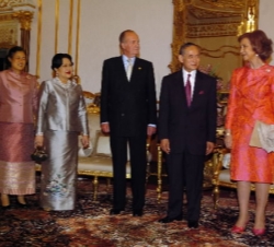 Don Juan Carlos y Doña Sofía, con los Reyes  Bhumibol y Sirikit, y la Princesa tailandesa Maha Chakri Sirindhorn, en la recepción ofrecida en Chitrala