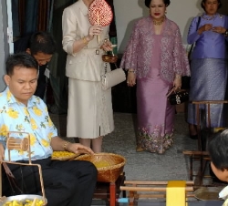 Doña Sofía y la Reina Sirikit observan el proceso de obtención de la seda, durante la visita al Palacio Bang-Pa-In