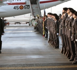 El Rey pasa revista en la ceremonia de honores celebrada a la llegada al Aeropuerto de Barajas