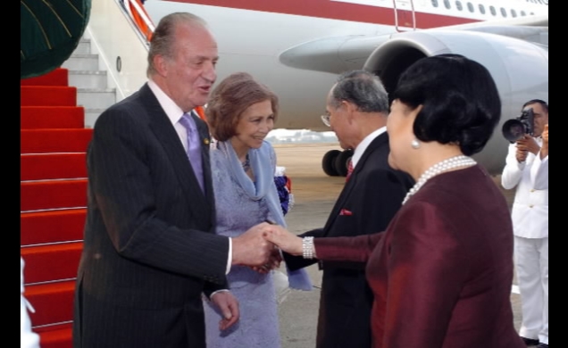 Los Reyes son recibidos por el Rey Bhumibol y la Reina Sirikit a su llegada a Bangkok