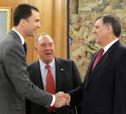 El Príncipe de Asturias saluda al Senador de Florida y Presidente del Consejo EE.UU.-España, Mel Martínez, en presencia del Embajador de los EE.UU. en