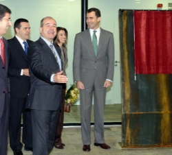 Descubrimiento de una placa conmemorativa de la inauguración