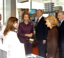Don Juar Carlos y Doña Sofía conversan con unos investigadores del CNIC durante su visita, acompañados por la ministra de Sanidad y Consumo y el Dr. V