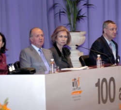 Sus Majestades los Reyes, junto al ministro de Trabajo y Seguridad Social, Jesús Caldera, y la presidenta del Tribunal Constitucional, María Emilia Ca