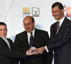 Don Felipe entrega el Premio Jordi Sierra i Fabra al joven Arturo Padilla
