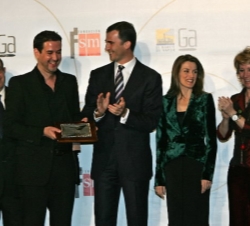 Los Príncipes, con el ganador del Premio Premio Placa de Plata, Roberto Santiago, acompañados por la presidenta de la Comunidad de Madrid y el secreta