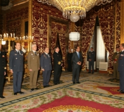 El Rey conversa con el ministro de Defensa