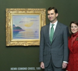 Los Príncipes posan junto al óleo sobre lienzo de Henri Edmund Cross "Puesta de sol sobre el mar" de 1896