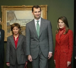 Don Felipe y Doña Letizia posan con el presidente de la Xunta de Galicia, la ministra de Agricultura, Pesca y Alimentación, y el delegado del Gobierno