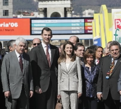 Los Príncipes de Asturias, acompañados, entre otras autoridades, por la ministra de Agricultura, Elena Espinosa, el presidente de la Generalitat catal