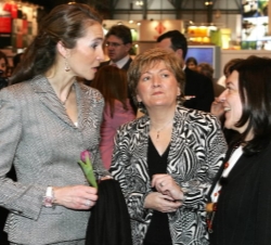 Doña Elena, con la ministra de Educación y Ciencia y la consejera de Educación y Ordenación Universitaria, Laura Elena Sánchez Piñón