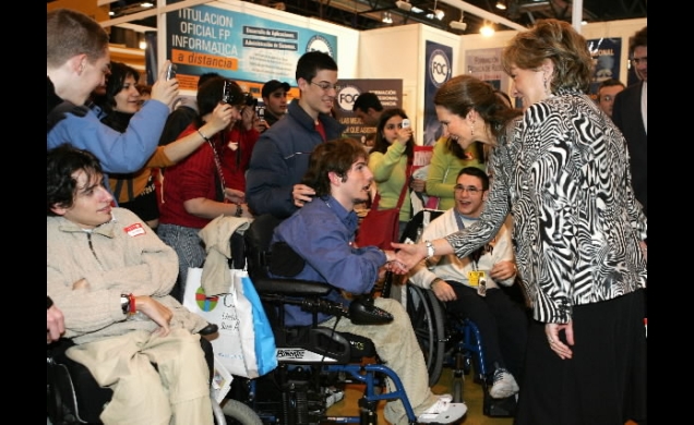 Doña Elena, acompañada por la ministra de Educación y Ciencia, saluda a unos jóvenes asistentes a la inauguración de AULA 2006