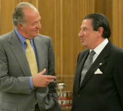 Su Majestad el Rey conversa con el alcalde de La Coruña