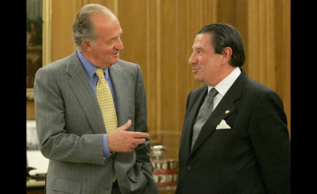 Su Majestad el Rey conversa con el alcalde de La Coruña
