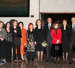 Sus Majestades los Reyes, acompañados por el presidente del Gobierno y su esposa, con los miembros de asociaciones y representantes de Víctimas del Te