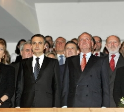 Sus Majestades los Reyes, con el presidente del Gobierno y su esposa, durante el minuto de silencio