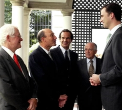 Don Felipe, con el empresario Bruno Phillipi (izda.), el ex Comandante en Jefe del Ejército chileno Juan Emilo Cheyre (2º izda.), el político de Renov