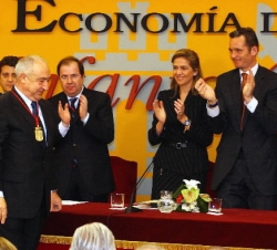 Momento de la entrega del premio a Antonio Pulido San Román