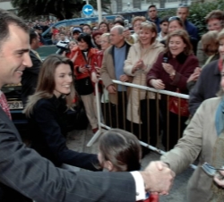 Los Príncipes saludan a los numerosos donostiarras que acudieron a saludarles en el exterior del Hotel María Cristina