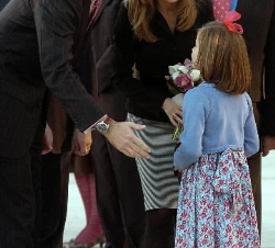 Don Felipe y Doña Letizia a su llegada a la Escuela de Ingenieros de la Universidad de Navarra