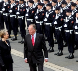 Don Juan Carlos con la Ministra de Defensa, Michelle Alliot-Marie