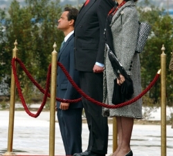 Los Reyes en el Aeropuerto de Barajas, antes de partir hacia París