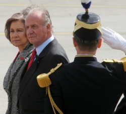 Sus Majestades pasan revista a la guardia de honor, tras su llegada al Aeropuerto de Orly