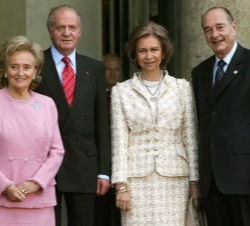 Sus Majestades los Reyes, con el Presidente de la República Francesa y su esposa, en la entrada del Palacio del Elíseo