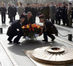 Don Juan Carlos realiza una ofrenda floral junto al Arco del Triunfo