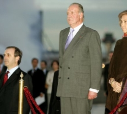 Sus Majestades los Reyes escuchan el Himno Nacional en la ceremonia de honores a su llegada a Barajas